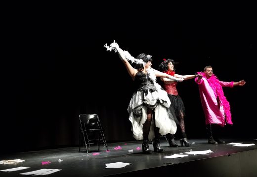 Un coloquio e peza teatral achegaron a raíña castiza de Valle-Inclán ao público